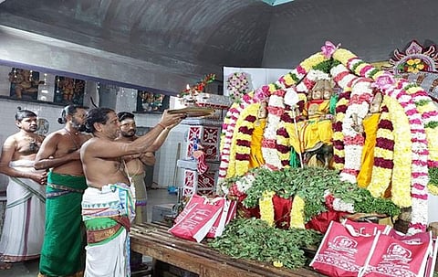 சிறப்பு தீபாராதனையில் வள்ளி தெய்வானையுடன் சண்முகர்
