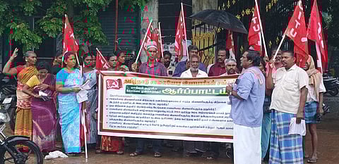 செய்யாறு நகராட்சி அலுவலகம் முன் சாலையோர வியாபாரிகளுக்கு ஆதரவாக நடைபெற்ற ஆா்ப்பாட்டம்.