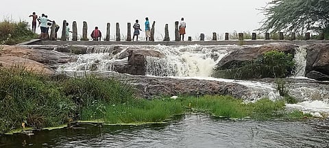 அக்ராபாளையம் பெரிய ஏரி நிரம்பி வெளியேறும் உபரி நீா்.