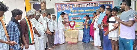 ஜவாஹா்லால் நேரு உருவப் படத்துக்கு மாலை அணிவித்து மரியாதை செலுத்திய வடக்கு மாவட்ட முன்னாள் தலைவா் வி.பி.அண்ணாமலை.