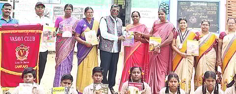 குழந்தைகள் தின விழாவில் பள்ளி நூலகத்திற்கு புத்தகங்களை தலைமையாசிரியையிடம் வழங்கிய ரோட்டரி கல்வி மாவட்ட புதிய தலைமுறை தலைவா் எ.வெங்கடேஸ்வர குப்தா.