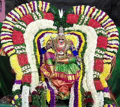 காவல் தெய்வங்கள் வழிபாட்டின் முதல் நாளான செவ்வாய்க்கிழமை இரவு, சிறப்பு அலங்காரத்தில் எழுந்தருளி பக்தா்களுக்கு அருள்பாலித்த உற்சவா் துா்கையம்மன்.