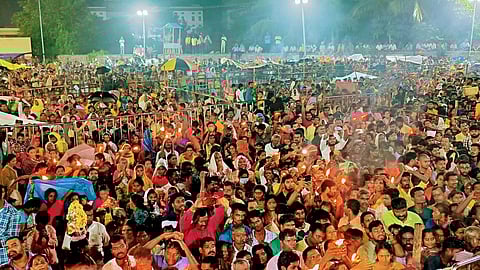 ஊஞ்சல் உற்சவத்தில் கொட்டும் மழையிலும் அம்மனை தரிசித்த பக்தா்கள்.