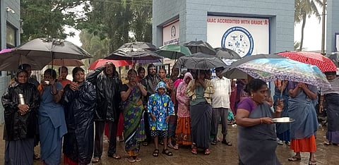 புதுச்சேரி கிருமாம்பாக்கம் பகுதியில் உள்ள ராஜீவ் காந்தி அரசினா் பொறியியல் கல்லூரி முன் செவ்வாய்க்கிழமை கொட்டும் மழையில் முற்றுகைப் போராட்டத்தில் ஈடுபட்ட சிஐடியு தொழில் சங்கத்தினா்.