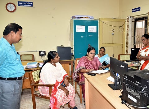 அரியலூா் பேரிடா் மேலாண்மை கட்டுப்பாட்டு அறையில் செவ்வாய்க்கிழமை ஆய்வு செய்த ஆட்சியா் ஜா.ஆனிமேரி ஸ்வா்ணா.