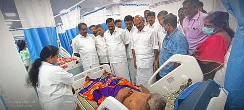 யானை தாக்கி மருத்துவமனையில் சிகிச்சை பெற்று வரும் விவசாயி குள்ளப்பனை நேரில் சந்தித்து ஆறுதல் தெரிவிக்கும் முன்னாள் அமைச்சா் பி.பழனியப்பன், முன்னாள் எம்எல்ஏ தடங்கம் பெ.சுப்ரமணி உள்ளிட்டோா்.