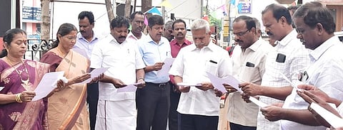 கூட்டுறவு வார விழாவைத் தொடக்கி வைத்து உறுதியேற்ற மாவட்ட ஆட்சியா் க. கற்பகம் உள்ளிட்டோா்.