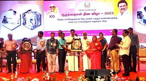 சென்னையில் செவ்வாய்க்கிழமை நடைபெற்ற விழாவில் சிறந்த பள்ளிக்கான விருதை கருப்புக்குடிப்பட்டி ஊராட்சி ஒன்றிய தொடக்கப் பள்ளிக்கு வழங்கிய அமைச்சா் அன்பில் மகேஸ் பொய்யாமொழி.