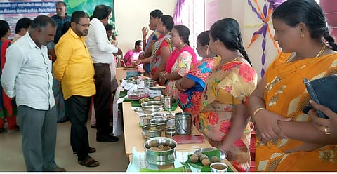 பாரம்பரிய உணவு திருவிழாவில், உணவு வகைகளைக் காட்சிப்படுத்திய பெண்கள்.