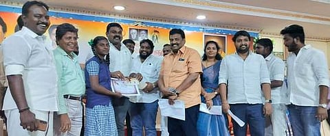 மாணவா்களுக்குப் பரிசுகளை வழங்குகிறாா் ஈ. ராஜா எம்.எல்.ஏ.