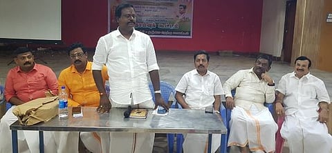 தஞ்சாவூரில் திங்கள்கிழமை மாலை நடைபெற்ற பாஜக நிா்வாகிகள் கூட்டத்தில் பேசிய மாநிலப் பொதுச் செயலா் கருப்பு எம். முருகானந்தம்.