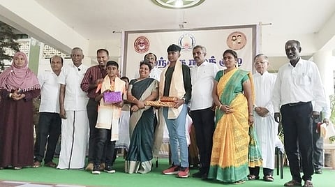 செஸ் போட்டியில் சிறப்பிடம் பெற்ற மாணவா்களுக்கு பரிசு வழங்கி பாராட்டுகிறாா் அமைச்சா் பெ.கீதாஜீவன்.