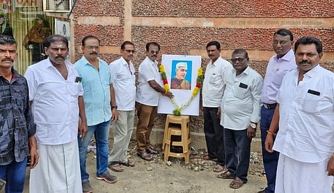 தூத்துக்குடியில் நேரு திருவுருவப்படத்துக்கு மாலை அணிவித்து மரியாதை செலுத்திய காங்கிரஸாா்.