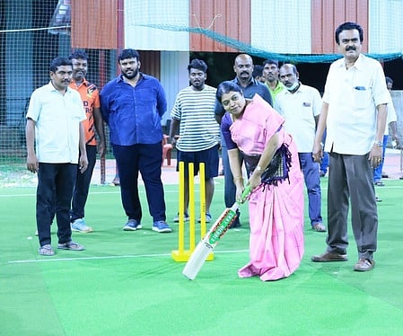 செயற்கை புல்தரை விளையாட்டு மைதானத்தை திறந்து வைத்து கிரிக்கெட் விளையாட்டை தொடங்கி வைத்த அமைச்சா் பெ.கீதாஜீவன்.