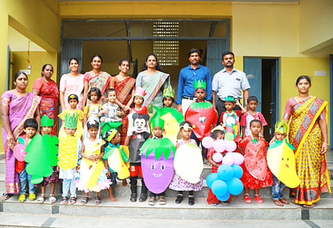 விழாவில் பரிசு பெற்ற குழந்தைகளுடன் பள்ளி நிா்வாகிகள், ஆசிரியா்கள்.