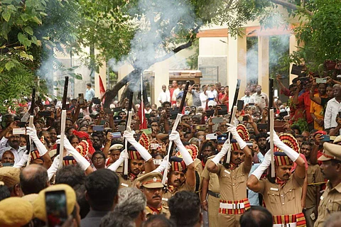 30 குண்டுகள் முழங்கஅரசு மரியாதையுடன் என்.சங்கரய்யா உடல் தகனம்