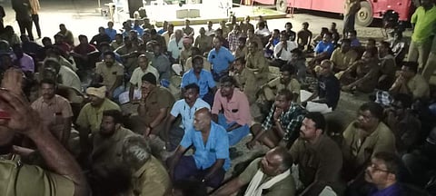 பாபநாசம் பணிமனையில் போராட்டத்தில் ஈடுபட்டுள்ளத் தொழிலாளர்கள்