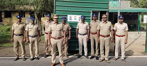 காரப்பாள்ளம் சோதனைச் சாவடியில் கண்காணிப்பு பணியில் ஈடுபட்டுள்ள போலீஸாா்