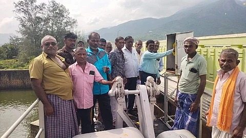 கடனாநதி அணையில் தண்ணீர் திறந்துவிடப்படும் நிகழ்ச்சியில் பங்கேற்றோர்.