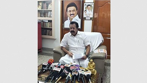 விழுப்புரத்தில் வெள்ளிக்கிழமை செய்தியாளர்களுக்குப் பேட்டியளித்த மாநில உயர்கல்வித்துறை அமைச்சர் க.பொன்முடி.