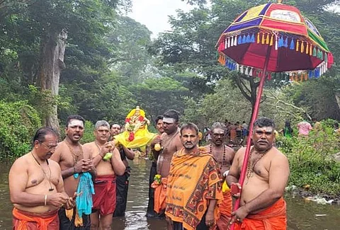 சுருளி அருவியில் உள்ள சுருளிமலை ஐயப்பனுக்கு வெள்ளிக்கிழமை நீராட்டு விழா நடைபெற்றது