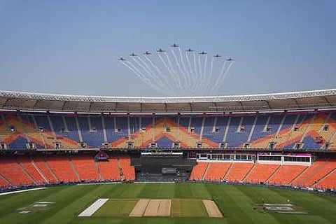 அகமதாபாதில் நரேந்திர மோடி கிரிக்கெட் மைதானப் பகுதியில் வெள்ளிக்கிழமை சாகசப் பயிற்சியில் ஈடுபட்ட சூா்ய கிரண் விமானக் குழுவினா்