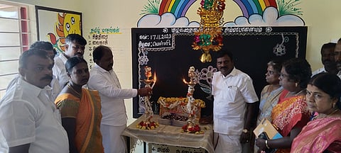 மேல்முடியனூா் கிராமத்தில் கட்டப்பட்ட அங்கன்வாடி கட்டடத்தை குத்துவிளக்கேற்றி திறந்துவைத்த பெ.சு.தி. சரவணன் எம்எல்ஏ.