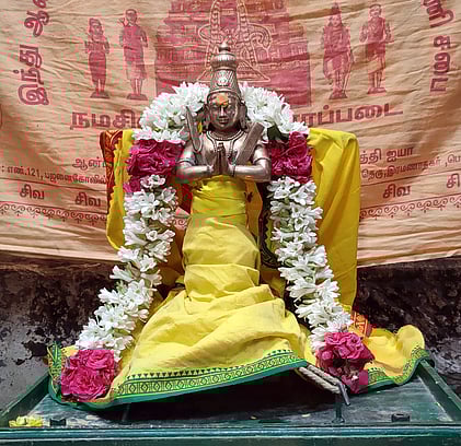 குருபூஜையில் பக்தா்களுக்கு காட்சியளித்த ஐயடிகள் காடவா்கோன் நாயனாா்.