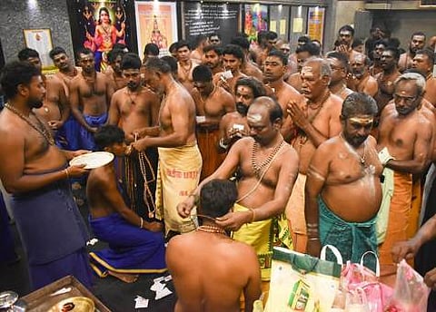 கடலூா் திருப்பாதிரிப்புலியூா் தா்மசாஸ்தா கோயிலில் குருசாமிகளிடம் மாலை அணிந்துகொண்ட ஐயப்ப பக்தா்கள்.