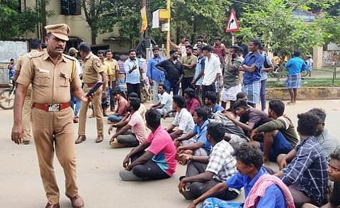 குறிஞ்சிப்பாடி பேருந்து நிலையம் அருகே சாலை மறியலில் ஈடுபட்ட கல்விக்கரசியின் உறவினா்கள்.