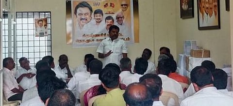 கிருஷ்ணகிரி மேற்கு மாவட்ட தொமுச கூட்டத்தில் பேசும் கவுன்சில் செயலாளா் கோபாலகிருஷ்ணன்.
