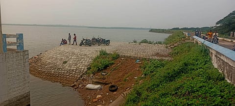 பூண்டி ஏரிக்கரை சாலை மது அருந்துவோரின் கூடாரமாகும் அவலம்