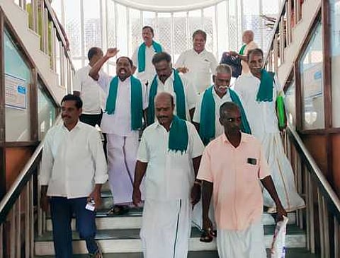 குறைதீா் கூட்டத்தை புறக்கணித்து வெளியேரும் விவசாயிகள்.