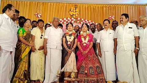 ஊத்தங்கரையை அடுத்த சிங்காரப்பேட்டையில் நடைபெற்ற நிகழ்ச்சியில் பங்கேற்ற அதிமுக கழக துணை பொதுச் செயலாளா் கே.பி. முனுசாமி.