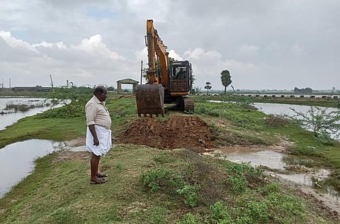 நல்லூா் பகுதியில் தேங்கிய மழைநீரை உப்பனாற்றில் வெளியேற்றும் பணியில் ஈடுபடுத்தப்பட்ட பொக்லைன் இயந்திரம்.