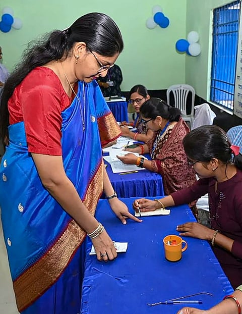 சத்தீஸ்கா் மாநிலம் ராய்பூா் மாவட்டத்தில் முற்றிலும் பெண்கள் பணியாற்றிய வாக்குச் சாவடியில் வாக்களித்த தலைமைத் தோ்தல் அதிகாரி ரீனா பாபாசாஹேப் காங்களே.