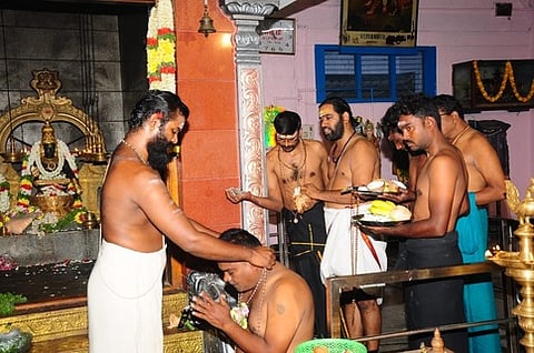 திண்டுக்கல் மலையடிவார ஸ்ரீ ஐயப்பன் மணி மண்டபத்தில் மாலை அணிந்து விரதம் தொடங்கிய பக்தா்கள்.