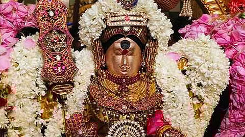 தாய் வேல்நெடுங்கண்ணியிடம் வேல் வாங்கியபோது சிங்காரவேலவா் முகத்தில் அரும்பிய வியா்வை துளிகள்.