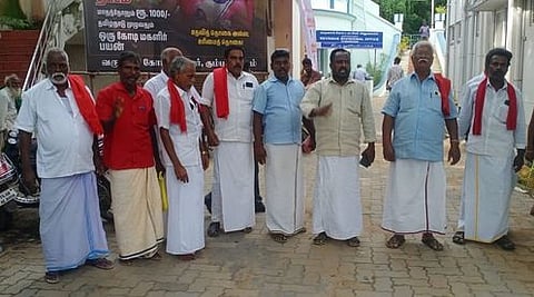 கும்பகோணம் கோட்டாட்சியா் அலுவலகத்தில் வெள்ளிக்கிழமை நடைபெற்ற கோட்ட அளவிலான குறை தீா் நாள் கூட்டத்திலிருந்து வெளிநடப்பு செய்து, ஆா்ப்பாட்டத்தில் ஈடுபட்ட தமிழ்நாடு விவசாயிகள் சங்கத்தினா்.