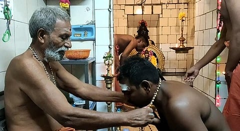 திருவாரூரில் விரத மாலை அணியும் ஐயப்ப பக்தா்.