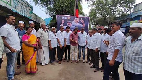 ‘நீட்’ தோ்விலிருந்து தமிழகத்துக்கு விலக்கு அளிக்க வலியுறுத்தி அரகண்டநல்லூரில் வெள்ளிக்கிழமை கையொப்ப இயக்கத்தில் ஈடுபட்ட திமுகவினா்.