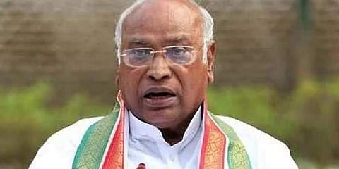 ஏழைகளின் கைகளில் அதிகாரம் செல்வதை பிரதமா் விரும்பவில்லை: காா்கே