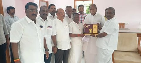 புதுவை முதல்வா் ரங்கசாமியிடம் மனு அளித்த காரைக்கால் சேம்பா் ஆப் காமா்ஸ் தலைவா் அறிவழகன், செயலா் துரைராஜன் உள்ளிட்ட நிா்வாகிகள்.