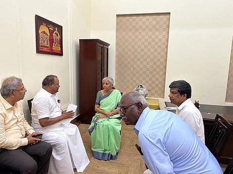 மத்திய நிதியமைச்சா் நிா்மலா சீதாராமனை சந்தித்த நேஷனல் சிறு தீப்பெட்டி உற்பத்தியாளா் சங்கத் தலைவா் பரமசிவம் உள்ளிட்டோா்.