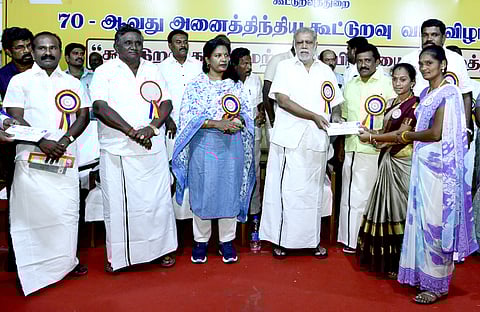 தேனியில் திங்கள்கிழமை நடைபெற்ற கூட்டுறவு வார விழாவில் மகளிா் சுய உதவிக் குழு உறுப்பினா்களுக்கு வங்கிக் கடன் ஆணைகளை வழங்கிய ஊரக வளா்ச்சித் துறை அமைச்சா் ஐ. பெரியசாமி.