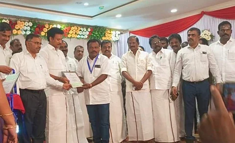 பள்ளிக் கல்வித் துறை அமைச்சர் அன்பில் மகேஷ் பொய்யாமொழியிடம் 'நல் நூலகர்' விருது பெறும் வாழப்பாடி அரசு கிளை நூலகர் கதிர்வேல்.