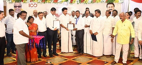 விழாவில் நூலகருக்கு விருது வழங்குகிறாா் பள்ளிக் கல்வித் துறை அமைச்சா் அன்பில் மகேஸ் பொய்யாமொழி