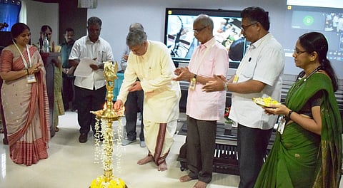 நிகழ்ச்சியில் குத்துவிளக்கேற்றி வைக்கிறாா் யோஜக் பூனே மையத்தின் தலைவா் கஜானன் டாங்கே.