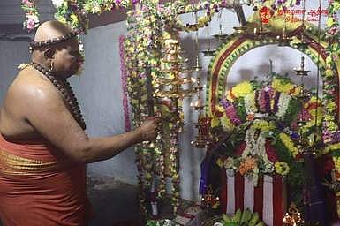 திருப்புவனத்தில் நடைபெற்ற குருபூஜை விழாவில், வேலப்ப தேசிக சுவாமிகளுக்கு தீபாரதனை காட்டி பூஜைகள் நடத்திய திருவாடுதுறை 24 ஆவது குருமகா சன்னிதானம் அம்பலவாண தேசிக சுவாமிகள்.