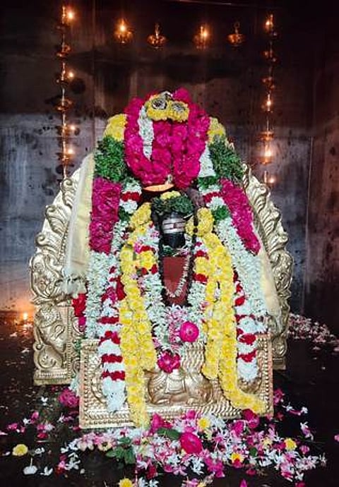 குருபூஜையையொட்டி சிறப்பு அலங்காரத்தில் காட்சியளித்த தருமபுரம் ஆதீனம் 26-வது குருமகா சந்நிதான குருமூா்த்தம்.